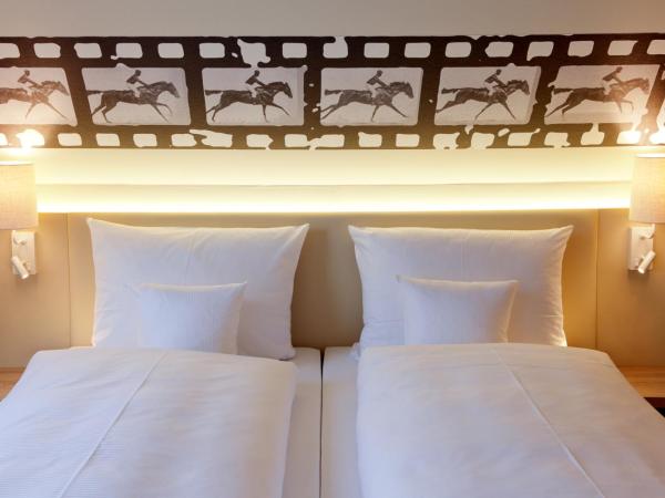 Vienna House Easy by Wyndham München : photo 3 de la chambre chambre salon - accessible aux personnes à mobilité réduite