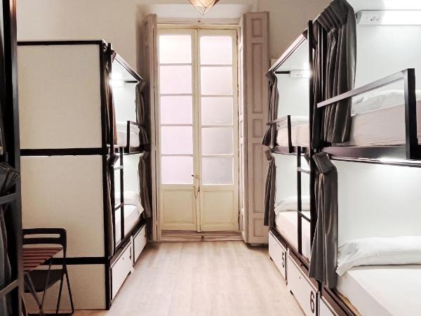 Way Hostel Madrid : photo 3 de la chambre lit dans un dortoir de 8 lits avec salle de bains commune