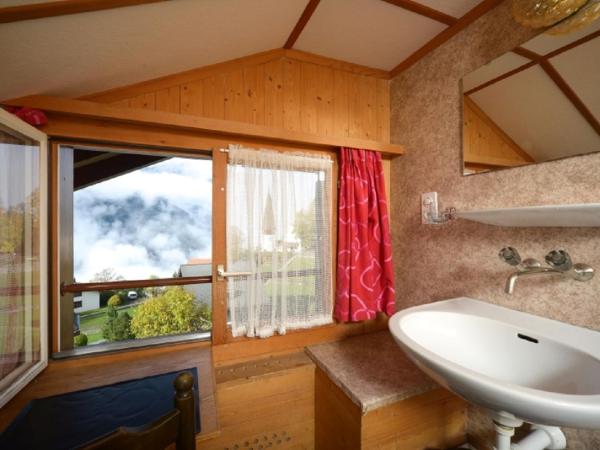 Swiss Lodge Hotel Bernerhof : photo 8 de la chambre chambre lits jumeaux avec salle de bains commune