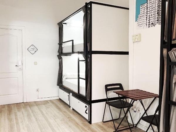 Way Hostel Madrid : photo 6 de la chambre lit dans un dortoir de 8 lits avec salle de bains commune