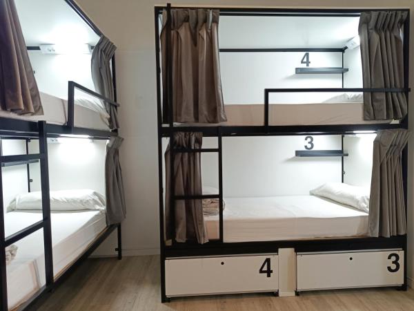 Way Hostel Madrid : photo 1 de la chambre lit dans dortoir mixte de 12 lits avec salle de bains privative
