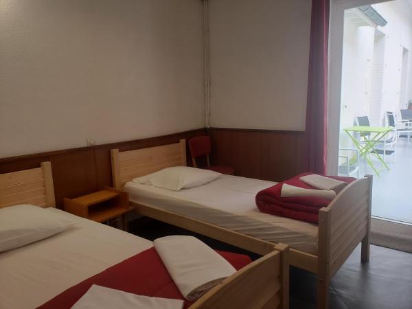Hébergement Artense : photo 1 de la chambre chambre lits jumeaux avec salle de bains commune