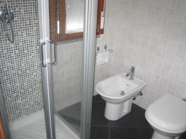 B&B Il Brigante : photo 9 de la chambre chambre double avec salle de bains privative