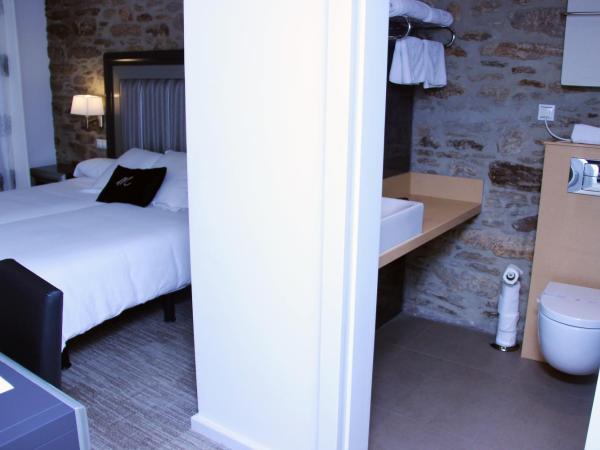 Hotel Montenegro Compostela : photo 5 de la chambre chambre lits jumeaux