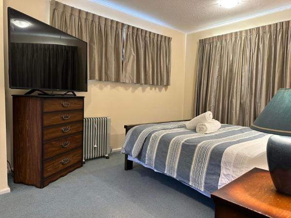 The Airport Homestay House : photo 1 de la chambre chambre lit queen-size avec salle de bains commune