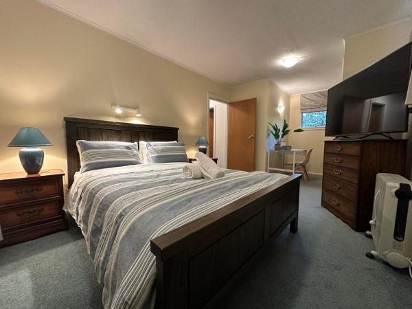 The Airport Homestay House : photo 2 de la chambre chambre lit queen-size avec salle de bains commune