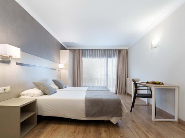 Hotel & Aparthotel Cosmos : photo 1 de la chambre chambre triple avec terrasse