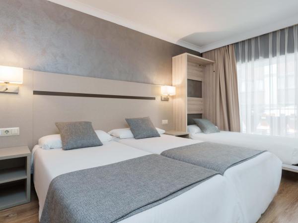 Hotel & Aparthotel Cosmos : photo 4 de la chambre chambre triple avec terrasse