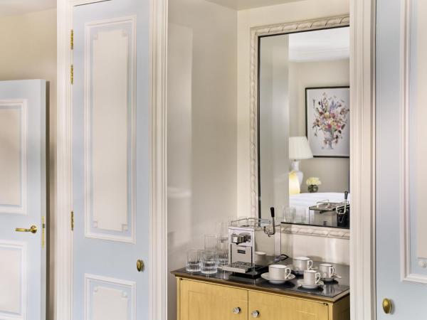 The Dorchester - Dorchester Collection : photo 7 de la chambre chambre de luxe avec vue sur le parc