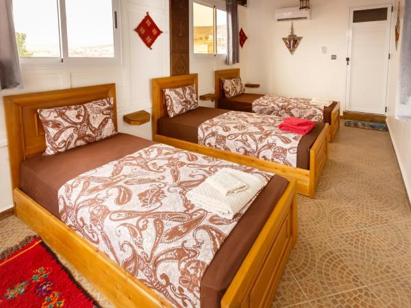 The Rina Hostel : photo 6 de la chambre chambre triple - vue sur mer