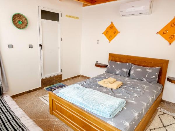 The Rina Hostel : photo 9 de la chambre chambre double - vue sur mer