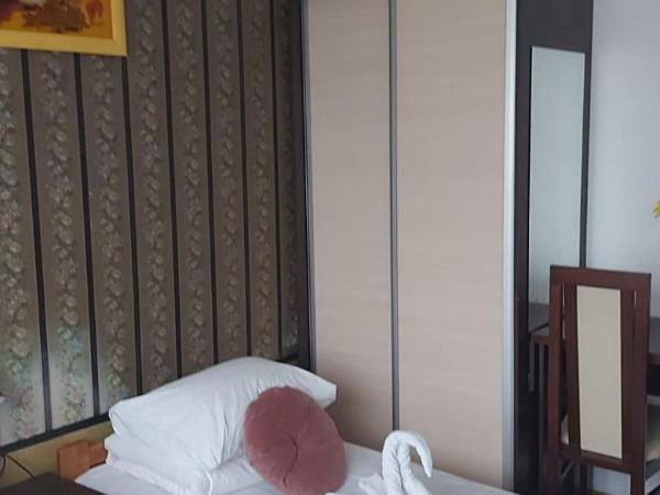 хостел : photo 4 de la chambre chambre triple avec salle de bains commune