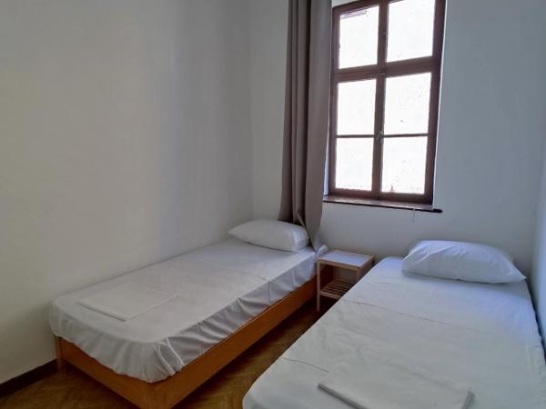 Rhodes Youth Hostel Adults only 18-40 : photo 1 de la chambre chambre lits jumeaux avec salle de bains commune