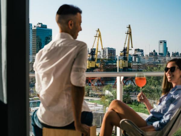 SLS Buenos Aires Puerto Madero : photo 8 de la chambre suite lit king-size de luxe avec vue