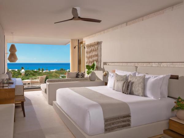 Impression Isla Mujeres by Secrets - Adults Only - All Inclusive : photo 1 de la chambre suite lit king-size junior - vue partielle sur océan