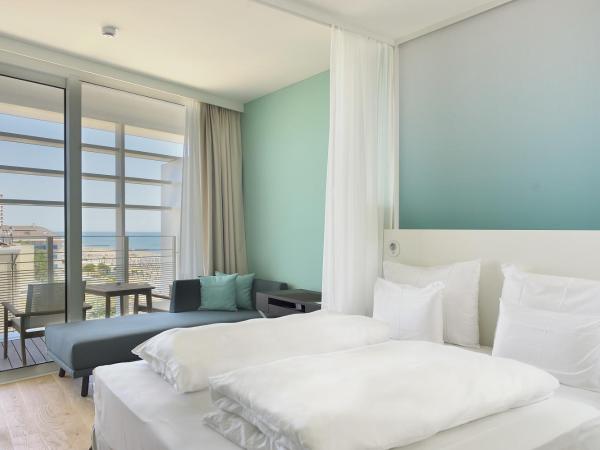 Falkensteiner Hotel & Spa Jesolo : photo 1 de la chambre chambre double supérieure avec vue partielle sur la mer