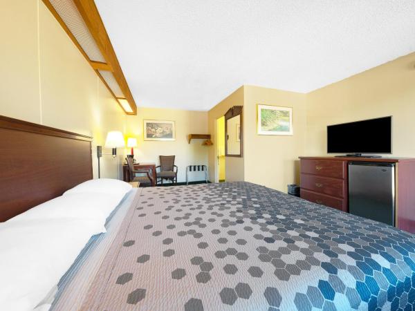 Broadway Inn by OYO Portland Downtown : photo 10 de la chambre lit king-size