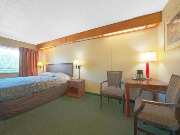 Broadway Inn by OYO Portland Downtown : photo 1 de la chambre lit king-size