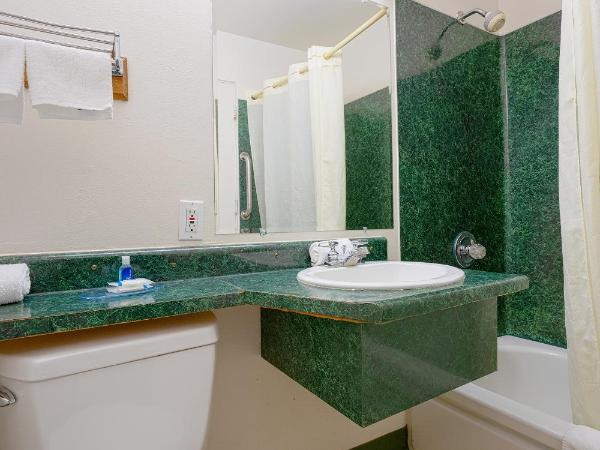 Broadway Inn by OYO Portland Downtown : photo 4 de la chambre lit king-size