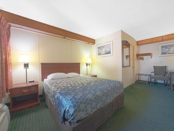 Broadway Inn by OYO Portland Downtown : photo 7 de la chambre chambre lit queen-size - non-fumeurs