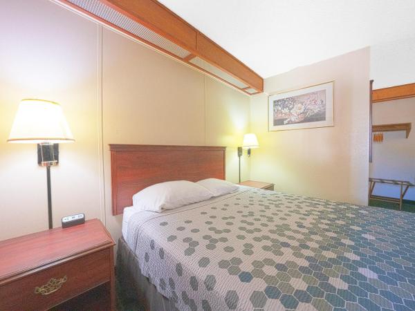 Broadway Inn by OYO Portland Downtown : photo 4 de la chambre chambre lit queen-size - non-fumeurs