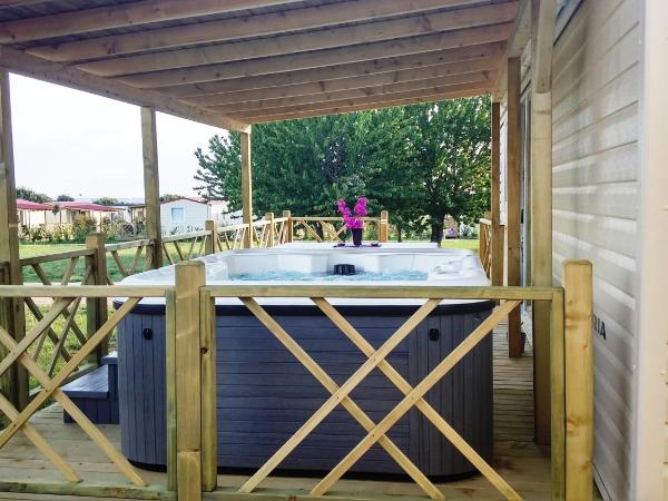 Mobile Homes Relax Park Umag : photo 2 de la chambre mobile home 2 chambres avec bain à remous