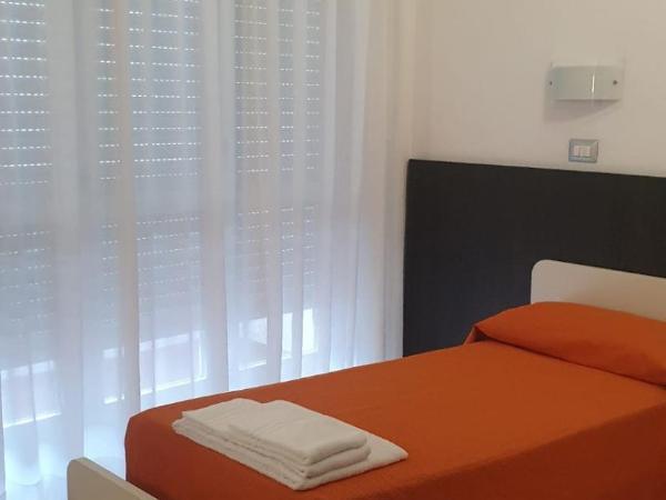 Hotel Sharing : photo 9 de la chambre chambre lits jumeaux pour personnes à mobilité réduite