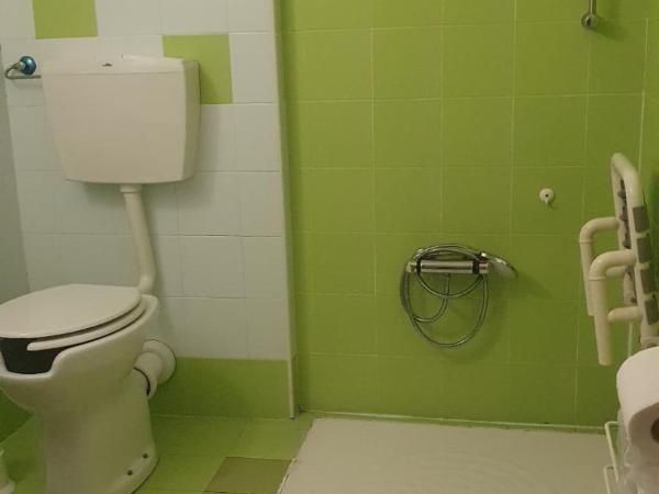 Hotel Sharing : photo 1 de la chambre chambre lits jumeaux pour personnes à mobilité réduite