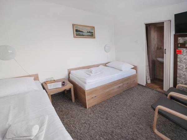 Pension Clara : photo 2 de la chambre chambre lits jumeaux avec balcon