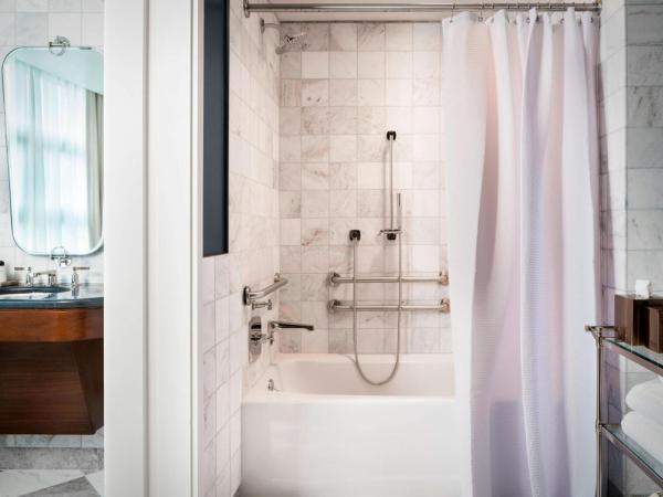 Perry Lane Hotel, a Luxury Collection Hotel, Savannah : photo 6 de la chambre superior king room with adapted tub - mobility and hearing accessible