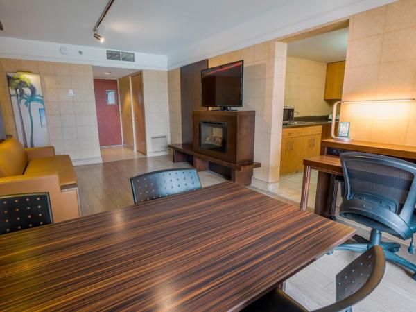 LHotelQuébec : photo 2 de la chambre chambre avec 2 lits queen-size et kitchenette