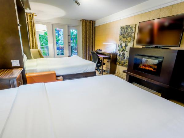 LHotelQuébec : photo 4 de la chambre chambre avec 2 lits queen-size et kitchenette - vue sur piscine