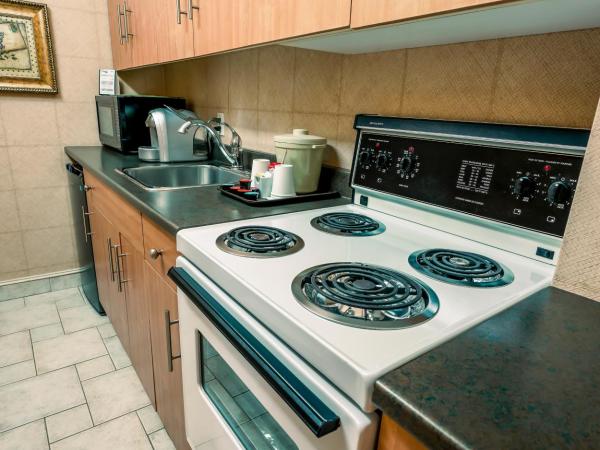 LHotelQuébec : photo 5 de la chambre chambre avec 2 lits queen-size et kitchenette - vue sur piscine