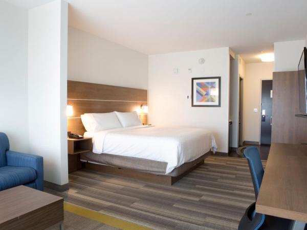 Holiday Inn Express & Suites - Edmonton SW - Windermere, an IHG Hotel : photo 4 de la chambre chambre lit king-size standard avec canapé-lit - non-fumeurs