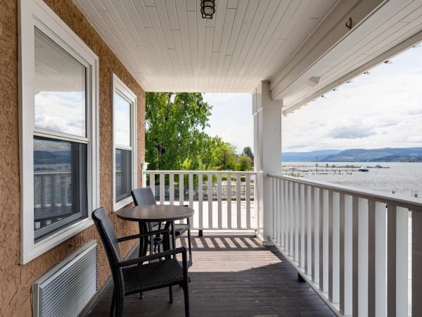 Hotel Eldorado at Eldorado Resort : photo 1 de la chambre petite chambre lit queen-size - vue sur lac