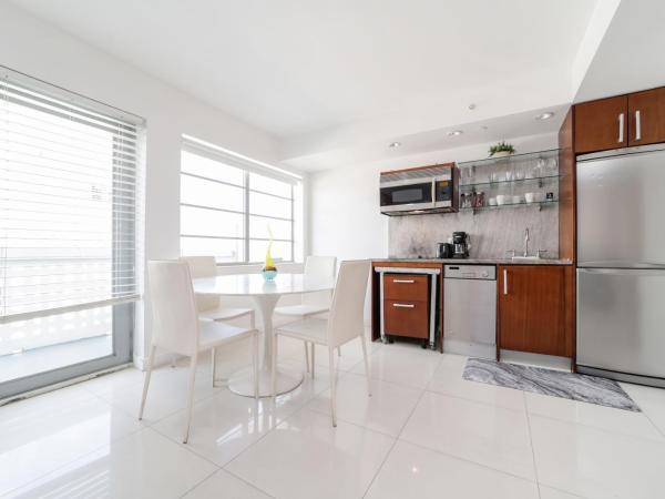 Strand Ocean Drive Suites : photo 3 de la chambre suite lit king-size avec balcon - dernier Étage - vue partielle sur océan - logement a503