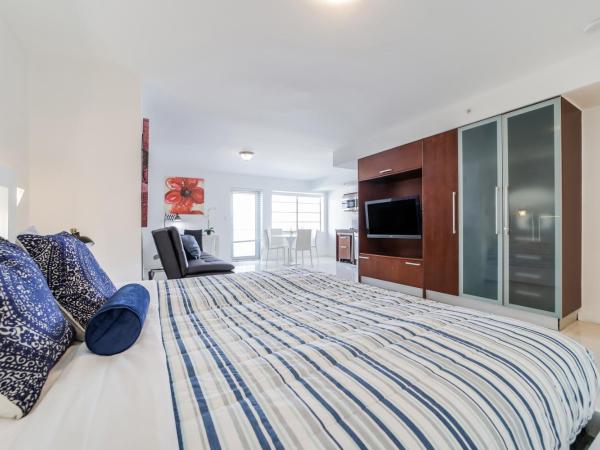 Strand Ocean Drive Suites : photo 4 de la chambre suite lit king-size avec balcon - dernier Étage - vue partielle sur océan - logement a503