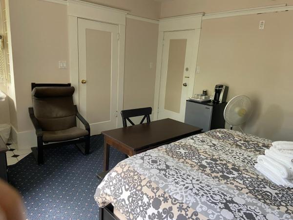 Windsor Guest House : photo 4 de la chambre chambre lit queen-size avec salle de bains privative