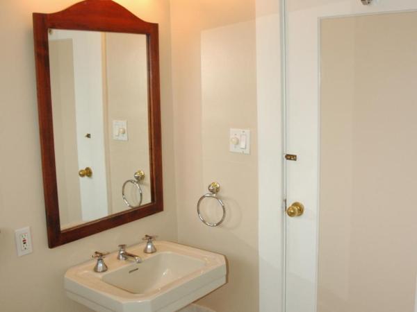 Windsor Guest House : photo 5 de la chambre chambre familiale avec salle de bains commune