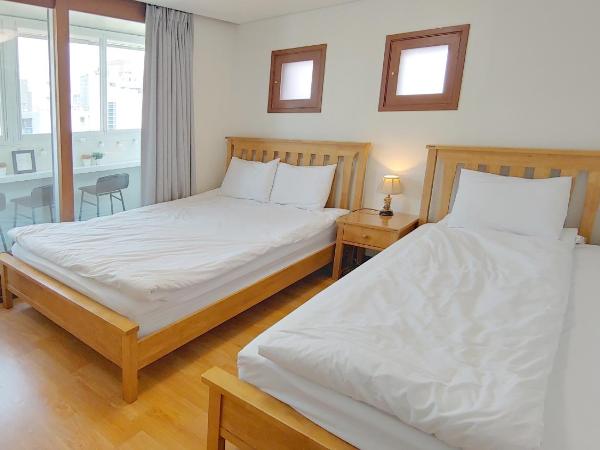 Dolma Hongdae : photo 3 de la chambre chambre triple avec salle de bains commune