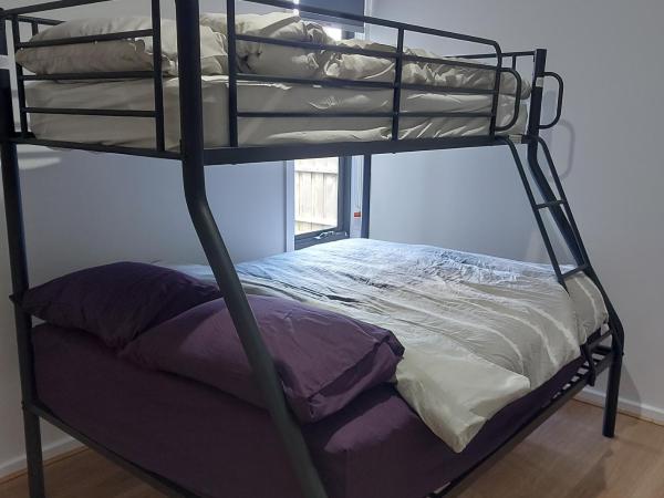 Maruve Guesthouse 12 min from Melb airport : photo 5 de la chambre chambre triple avec salle de bains privative