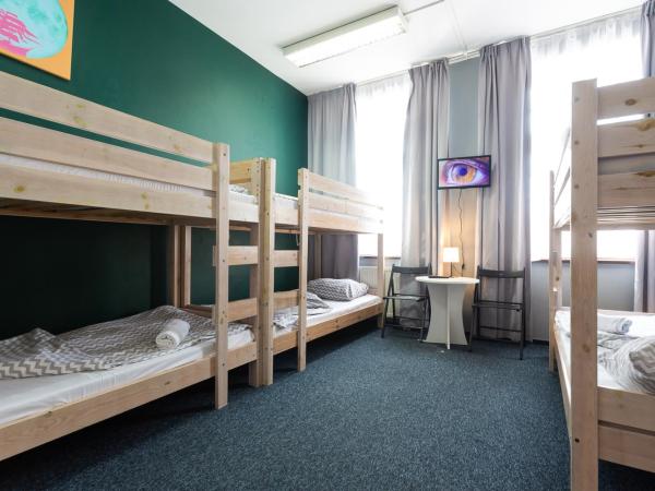 Moon Hostel Gdańsk : photo 2 de la chambre chambre sextuple avec salle de bains commune