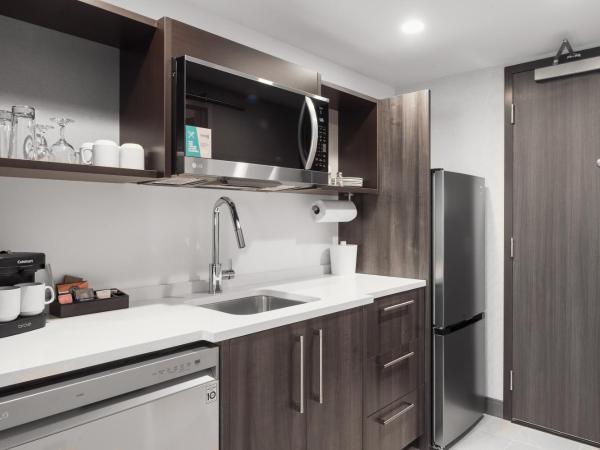 Home2 Suites By Hilton Quebec City : photo 10 de la chambre suite studio lit king-size avec bain à remous - accessible aux personnes malentendantes/à mobilité réduite