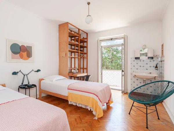 Cheese & Wine Lapa : photo 2 de la chambre chambre lits jumeaux avec salle de bains commune - vue sur jardin