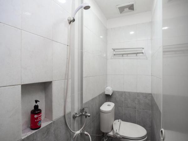 RedDoorz near Binus Anggrek 2 : photo 7 de la chambre chambre double