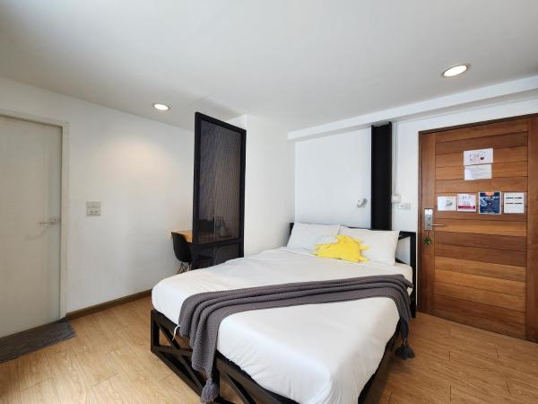 Wayha Hostel Don Mueang Airport : photo 1 de la chambre chambre double avec salle de bains privative