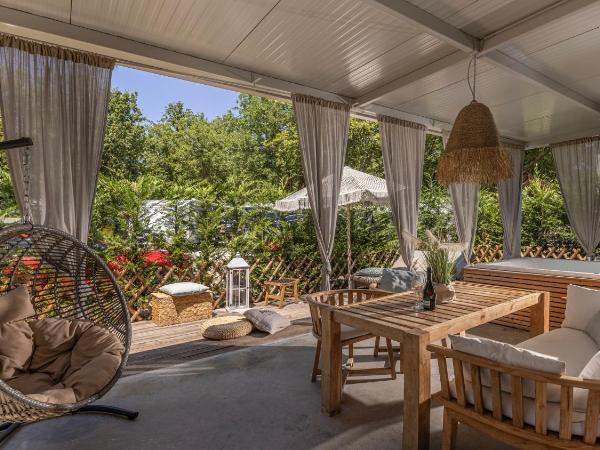 Polidor Camping Resort : photo 6 de la chambre mobile home 2 chambres deluxe avec jacuzzi