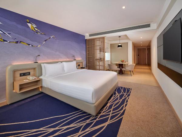 Novotel Ahmedabad : photo 4 de la chambre suite premier avec accès au salon