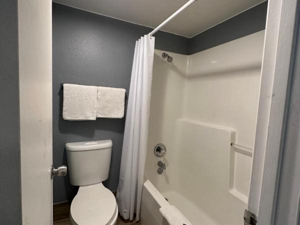 HillView Inn at Six Flags Fiesta : photo 7 de la chambre chambre double avec 2 lits doubles - non-fumeurs