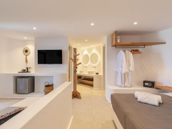 Sunset Hill Suites : photo 5 de la chambre superior suite with sea and pool view and hot tub